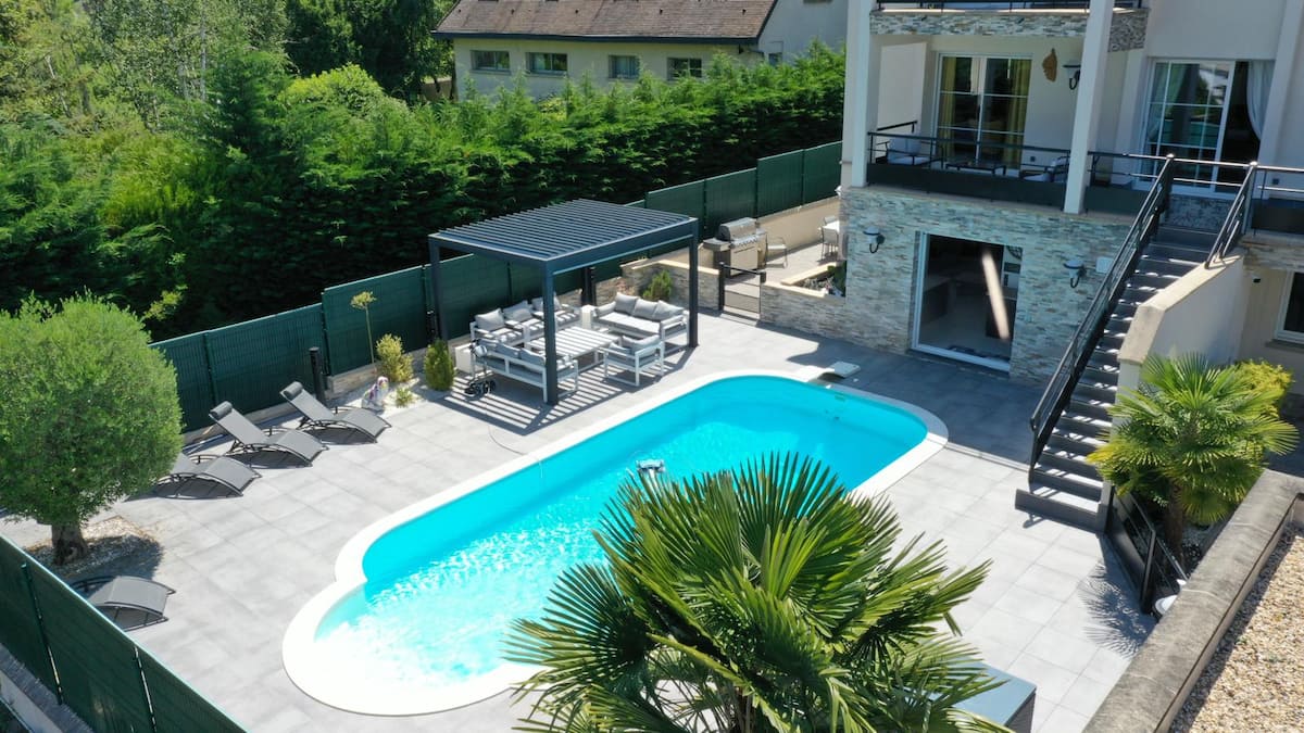 Terrace with bioclimatic pergola
